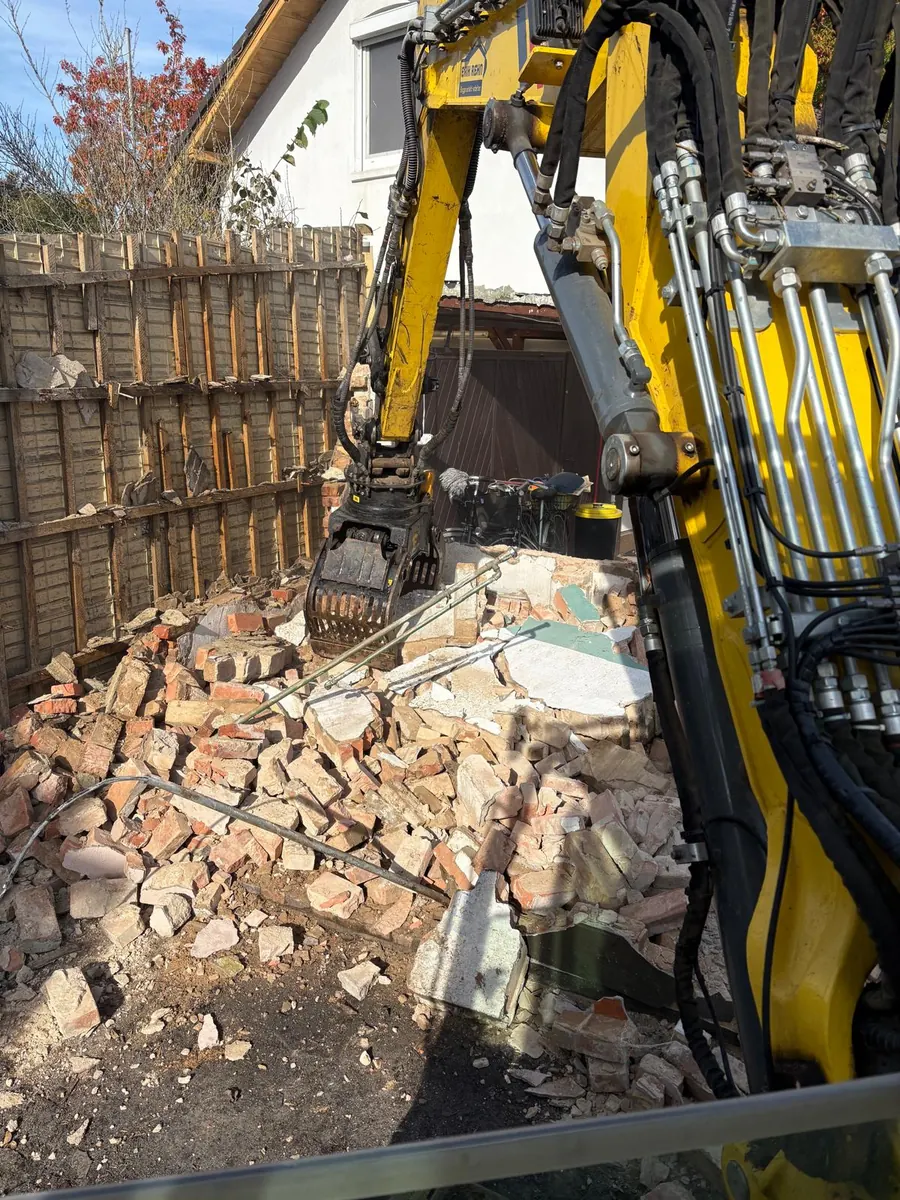 Sortiergreifer beim Rückbau des Ziegelmauerwerks, aus der Kabine des Baggers gesehen
