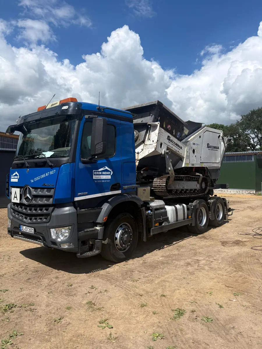 Mercedes-Benz Arocs von Erik Rehn beim Transport eines mobilen Brechers auf Ketten