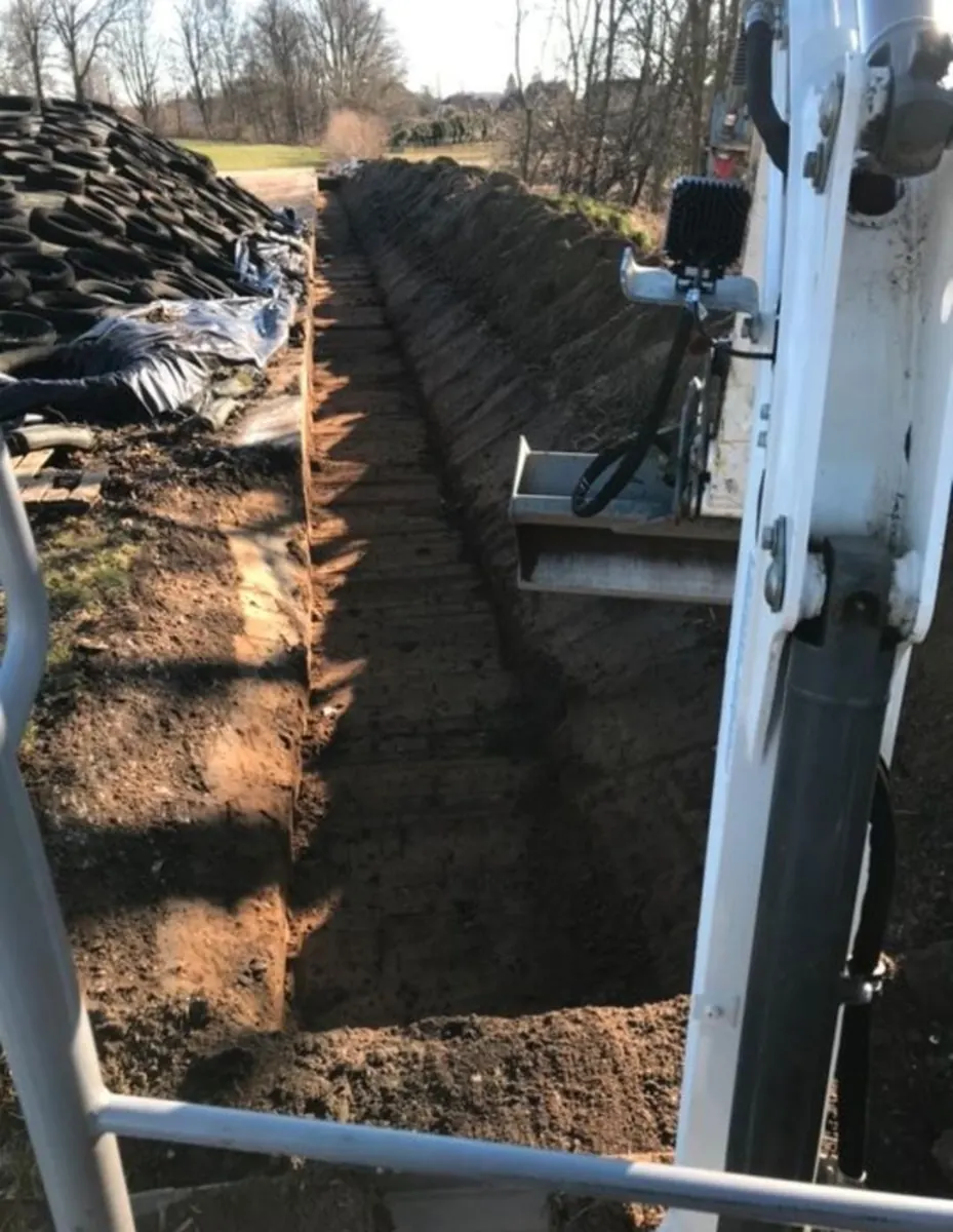 Blick in den langen, gleichmäßig ausgehobenen Graben entlang der Silageanlage