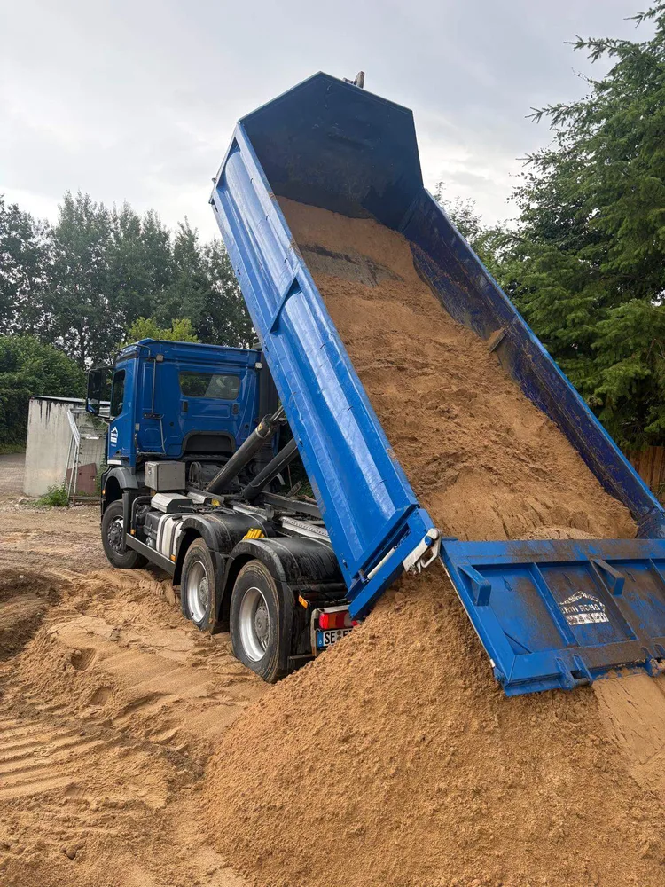 LKW mit Abrollkipper von Erik Rehn beim Abkippen von Sand