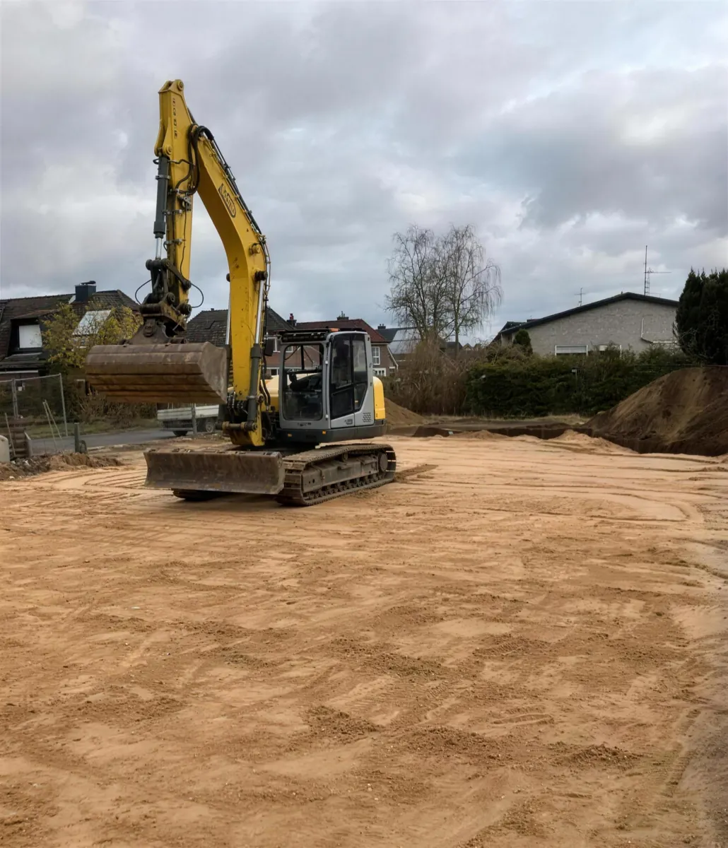 Wacker ET 145 Kompaktbagger beim Verteilen von Sand auf einem Baugrundstück