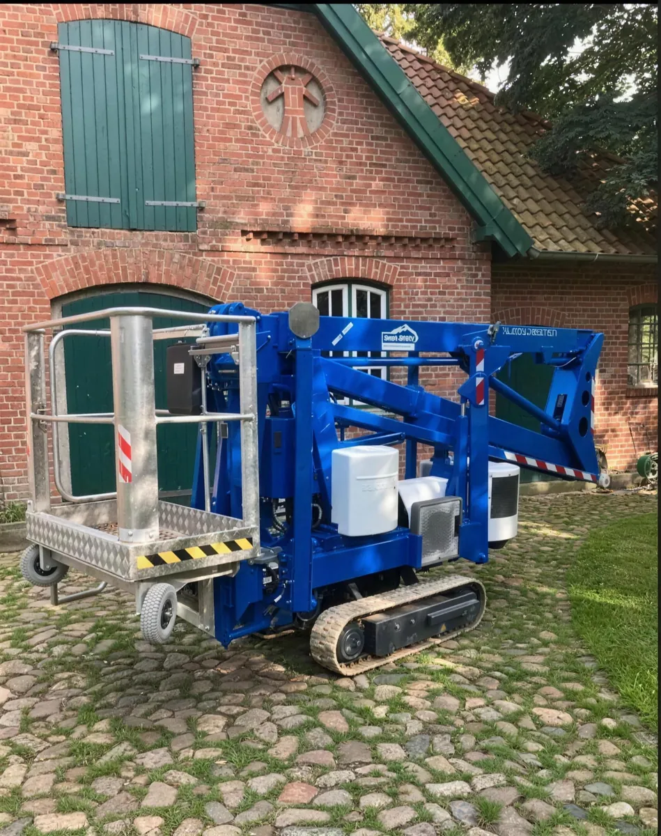 Raupen-Arbeitsbühne aus dem Mietpark vor einem Backsteingebäude