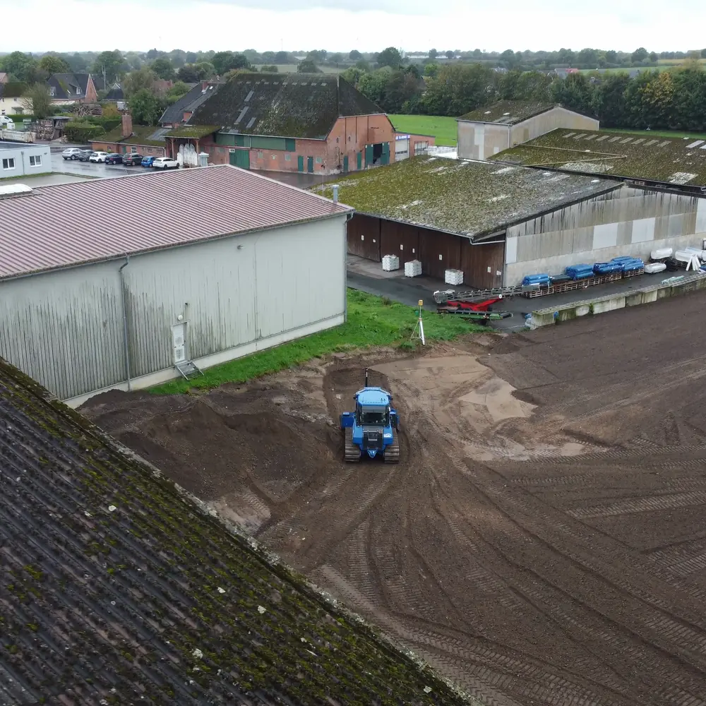 Drohnenaufnahme der Baustelle in Neuengörs, die Planierraupe auf der Fläche zwischen mehreren Hallen