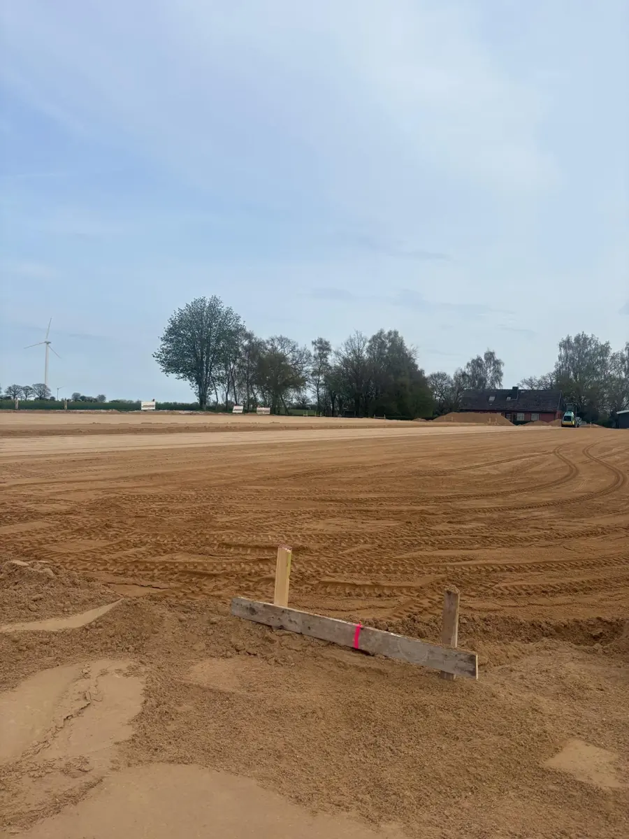Großflächig hergestelltes, gleichmäßiges Planum auf einer Baustelle im ländlichen Raum