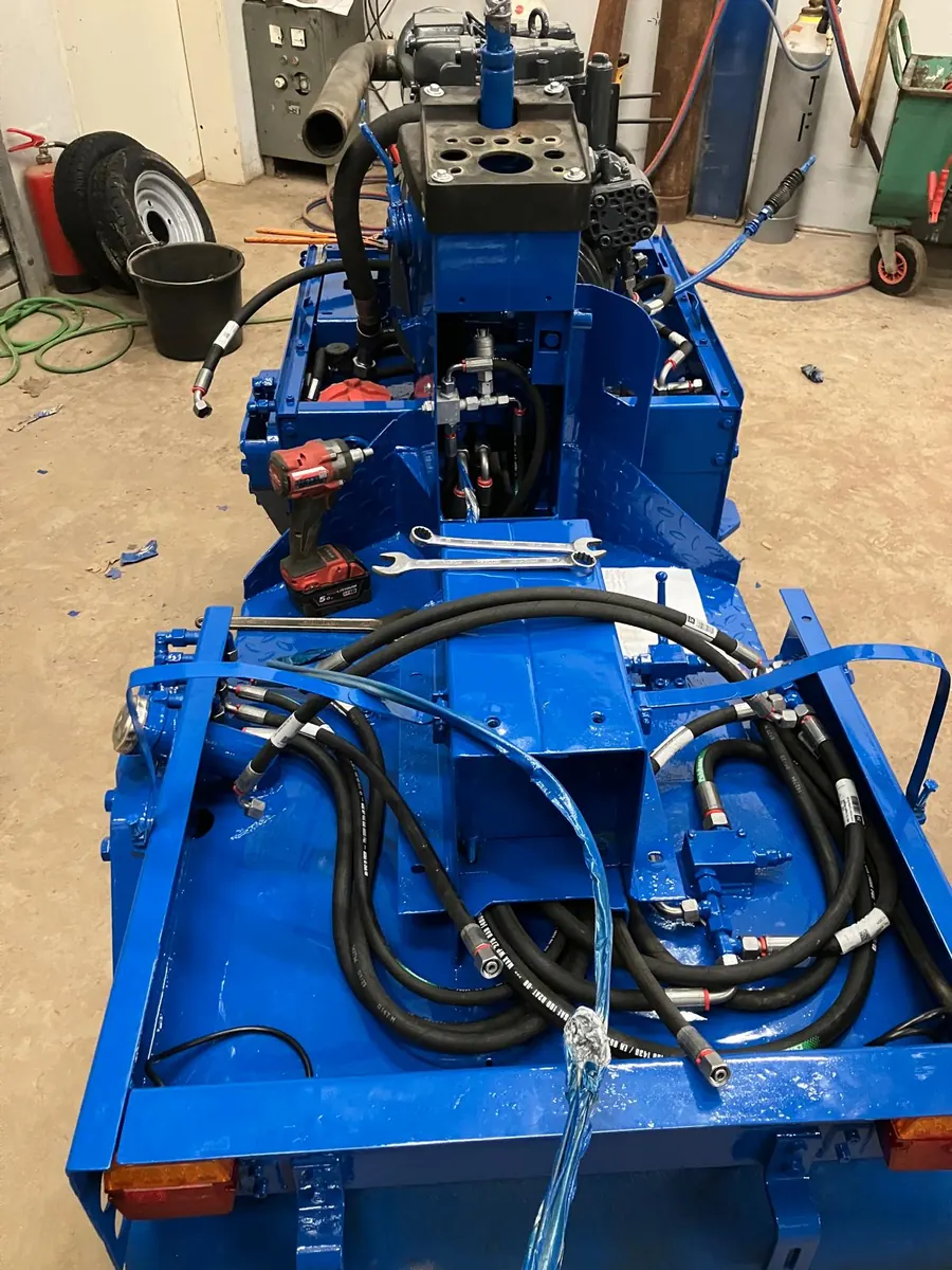 Neu verlegte Hydraulikschläuche an einer Walze in der Werkstatt in Seth