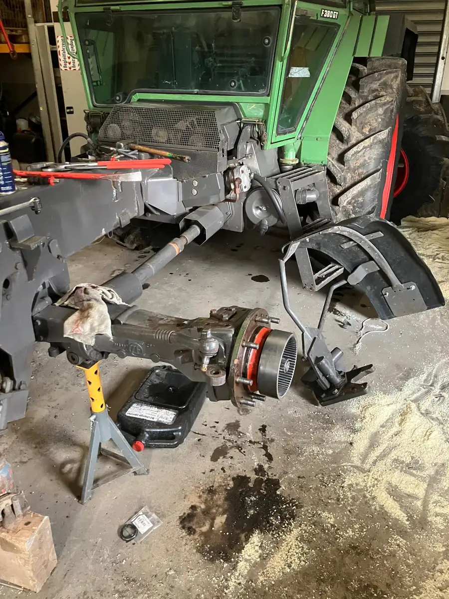 Schlepper in der Werkstatt in Seth, die Vorderachse für die Reparatur zerlegt und aufgebockt
